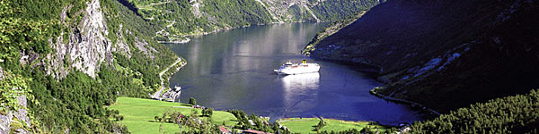 Uno de los buques de Costa fondeando en el Fiordo de Geiranger COSTA CRUCEROS FIORDOS NORUEGOS CRUCEROS NORTE DE EUROPA